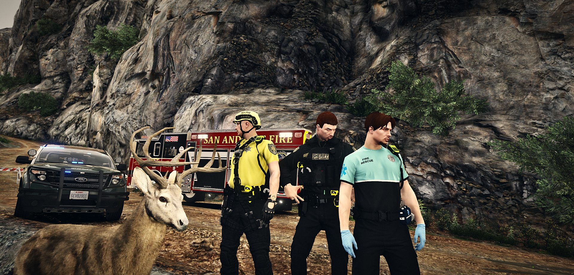Search and Rescue, sceriffo e soccorritore SAFR su una strada di montagna, con un cervo in primo piano e i mezzi di soccorso dietro